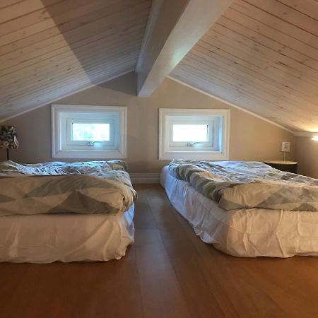 Vaelutrustad Stuga Med Vacker Sjoeutsikt Urshult Exterior photo