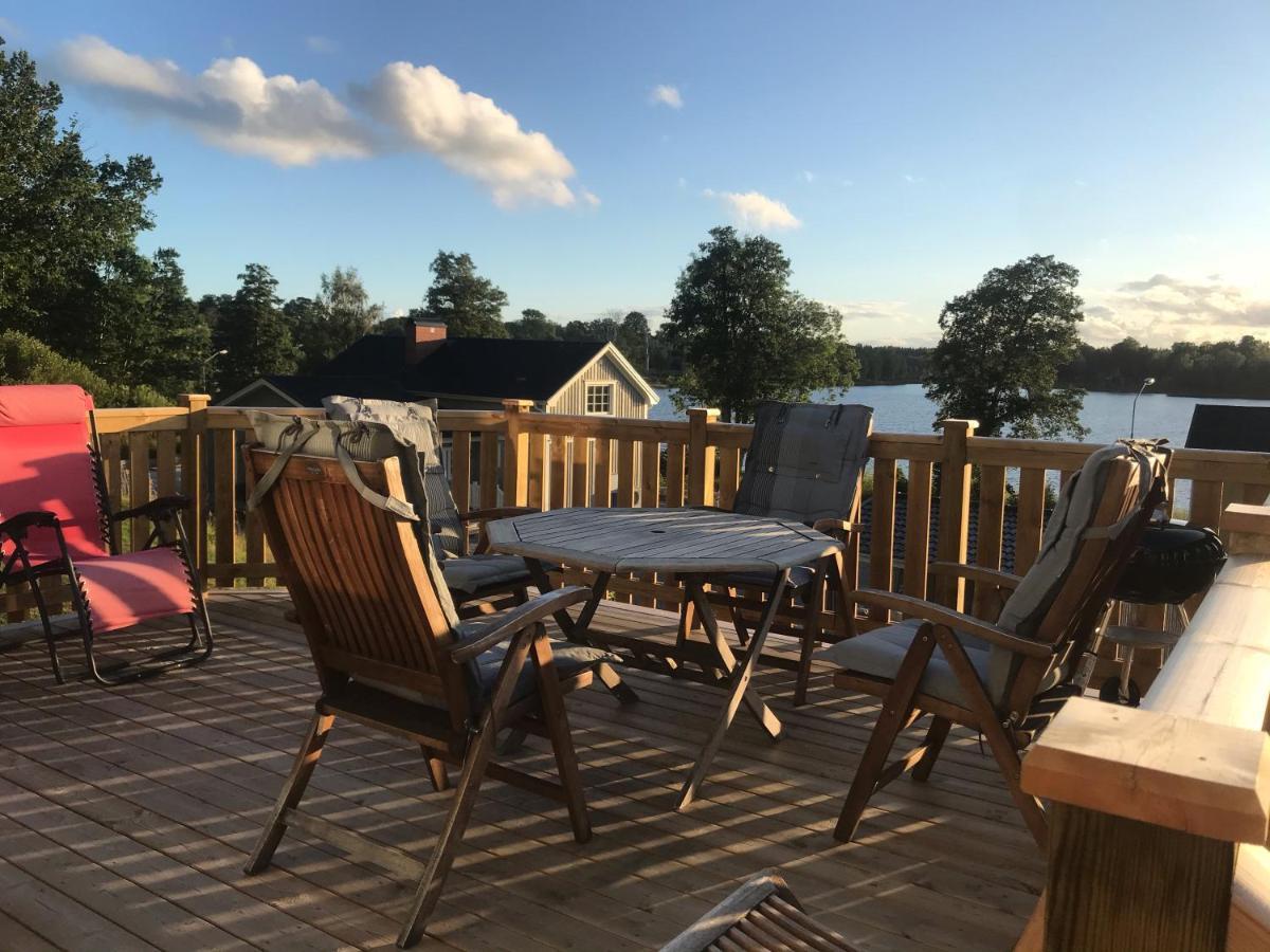 Vaelutrustad Stuga Med Vacker Sjoeutsikt Urshult Exterior photo