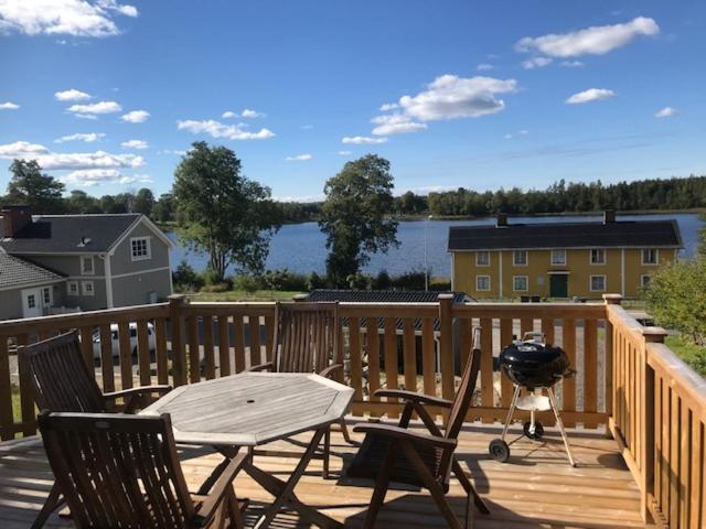 Vaelutrustad Stuga Med Vacker Sjoeutsikt Urshult Exterior photo